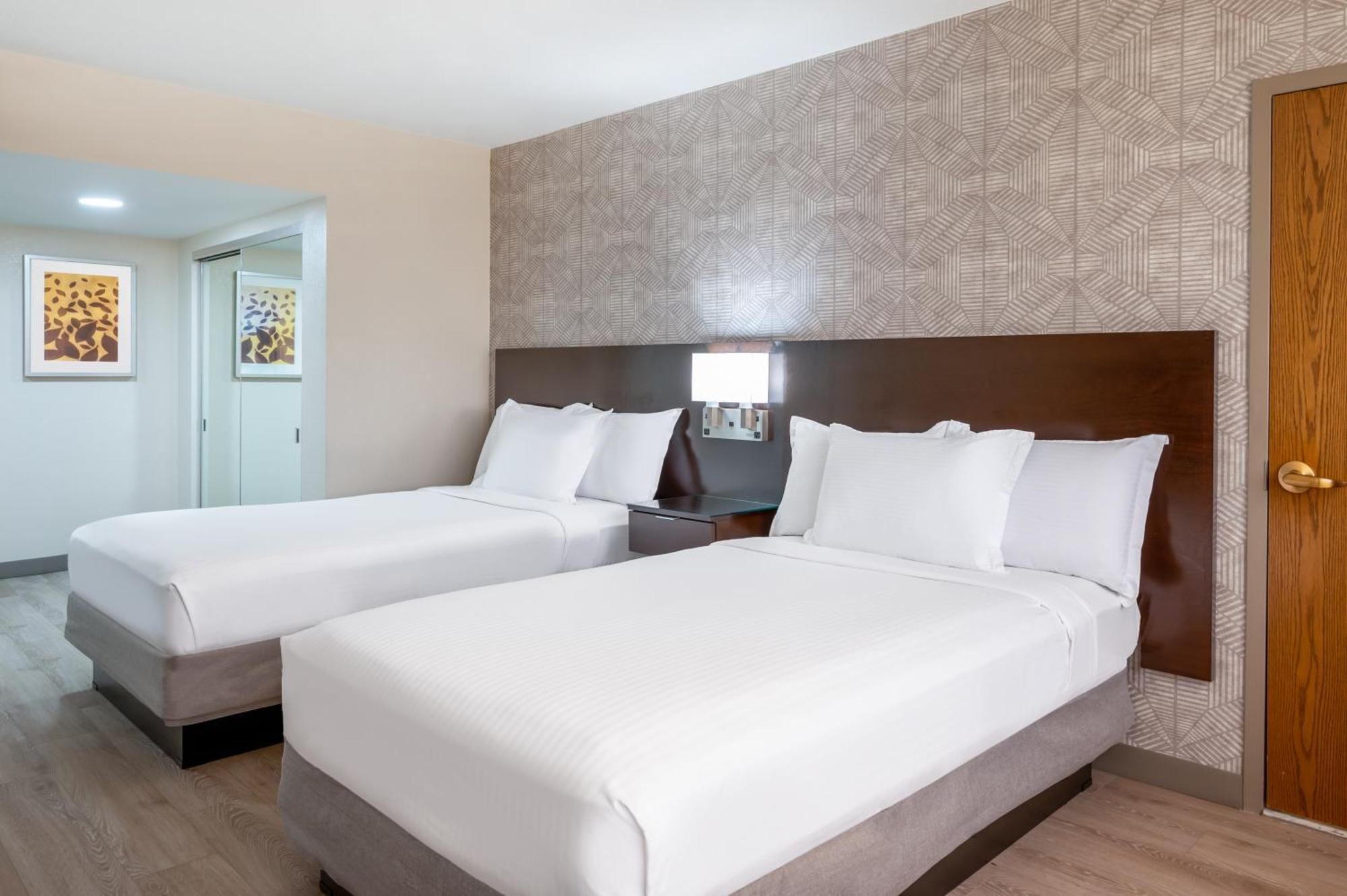 Отель Wyndham Indianapolis Airport Экстерьер фото