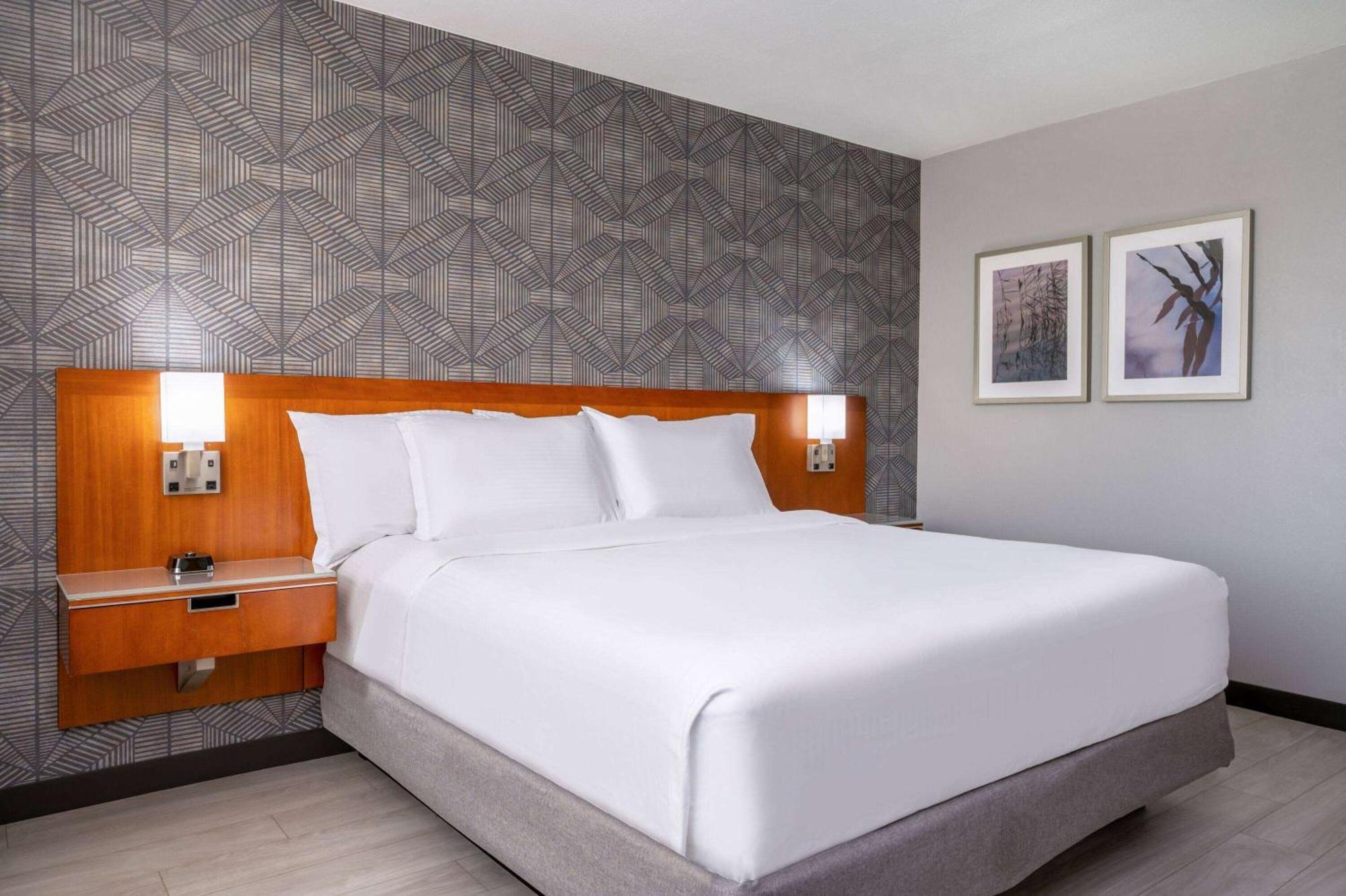 Отель Wyndham Indianapolis Airport Экстерьер фото