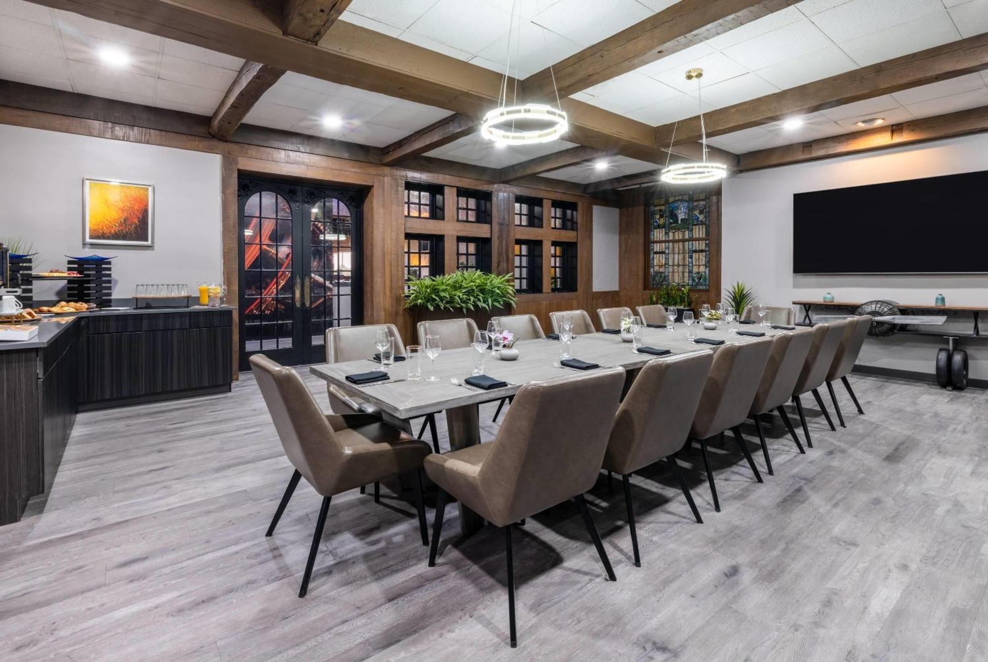 Отель Wyndham Indianapolis Airport Экстерьер фото